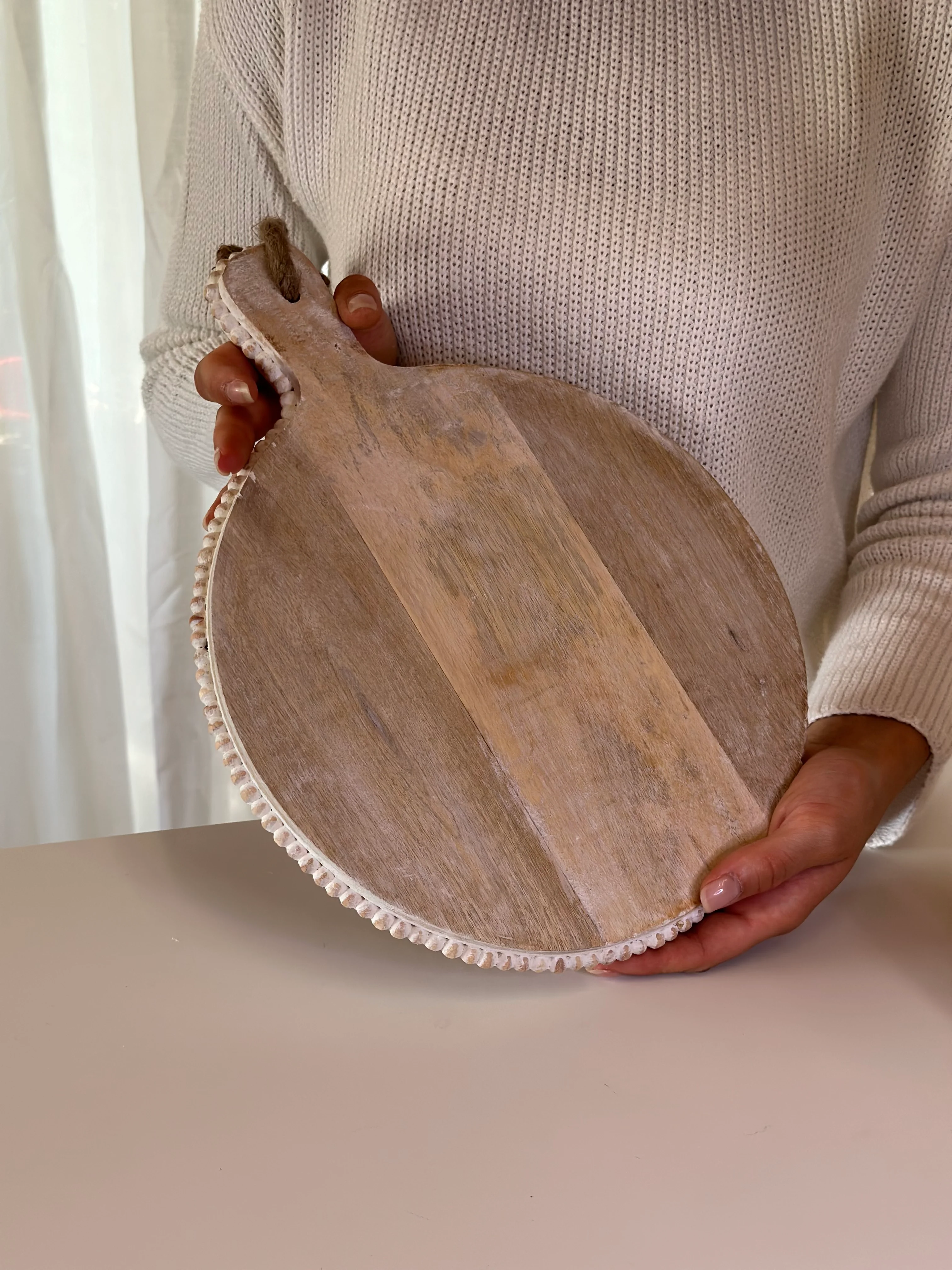 TAGLIERE DECORATIVO WOODLUME TONDO IN LEGNO SBIANCATO E PERLE - Woodlume