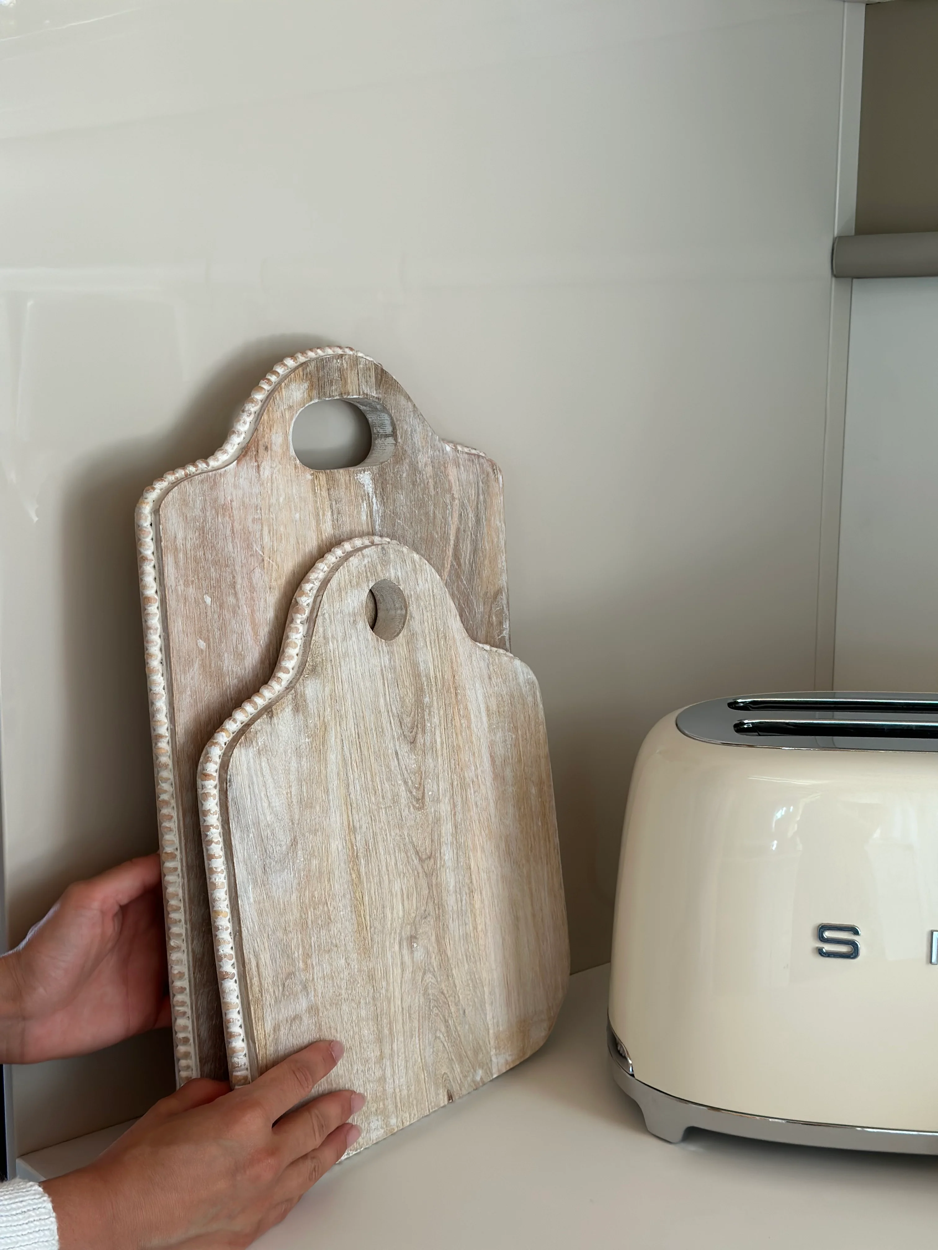 TAGLIERE DECORATIVO IN LEGNO SBIANCATO E PERLE - Woodlume