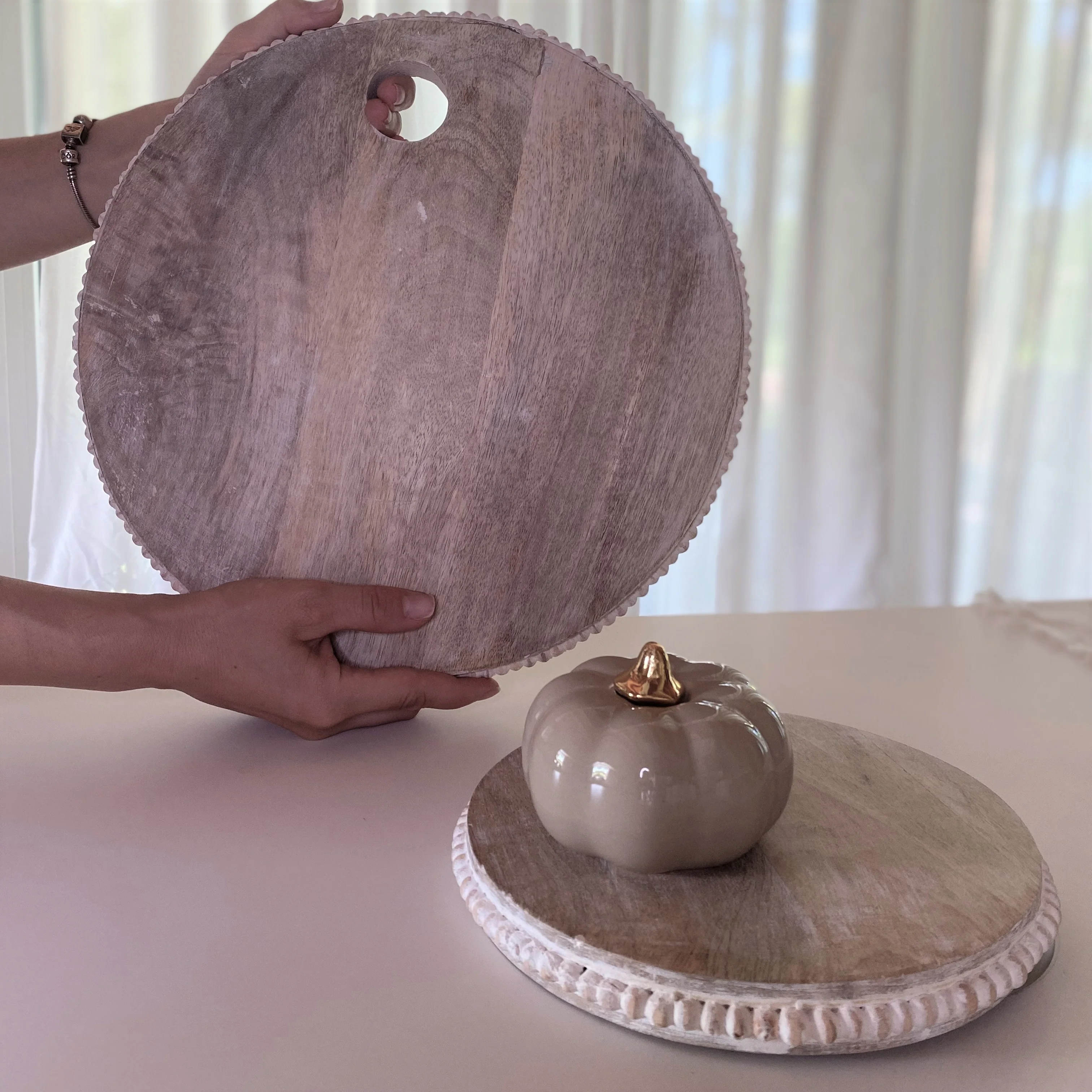TAGLIERE DECORATIVO WOODLUME TONDO IN LEGNO SBIANCATO E PERLE - Woodlume